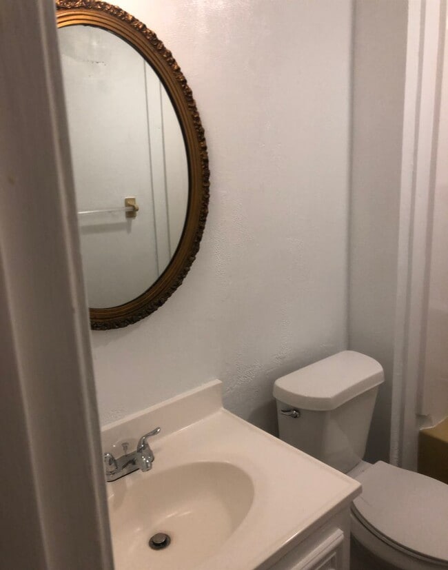 Building Photo - 110 Boxwood Pl N