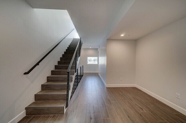 Building Photo - 504 E Roosevelt St