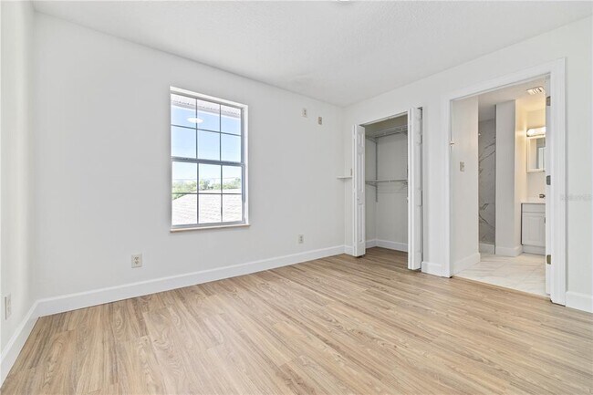 Building Photo - 113 W Gladys St
