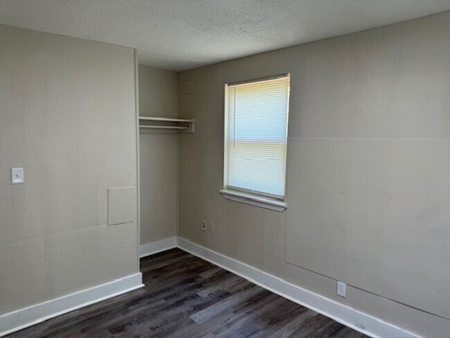 Building Photo - MOVE IN READY!! BACK ON THE MARKET!!