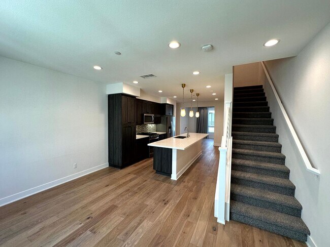 Building Photo - Fantastic 3 Story Townhome - 2 bedrooms - ...