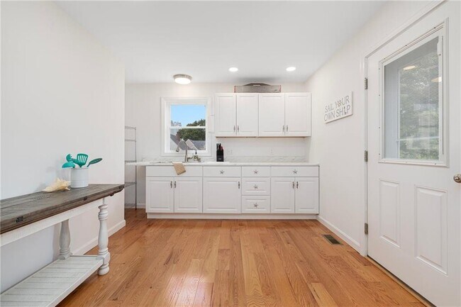Building Photo - 127 Howland Ave