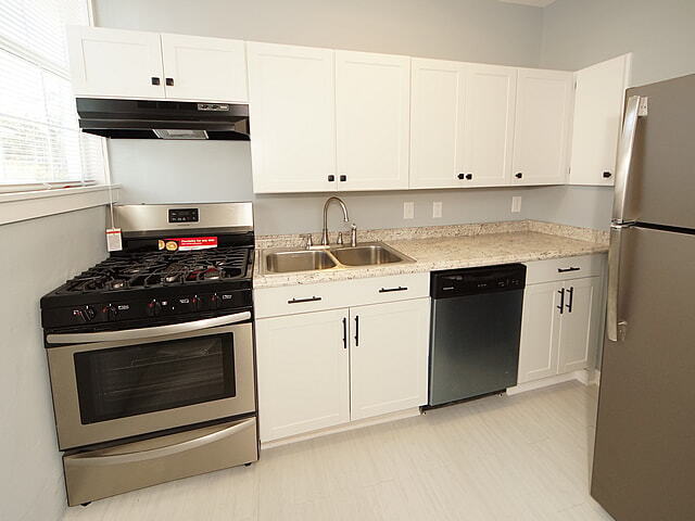 Building Photo - Charming 2-Bedroom Retreat in Vibrant Charleston  Perfect for Cozy Living!