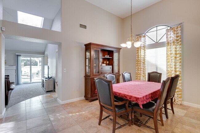 Building Photo - Beautiful Single Story Home !