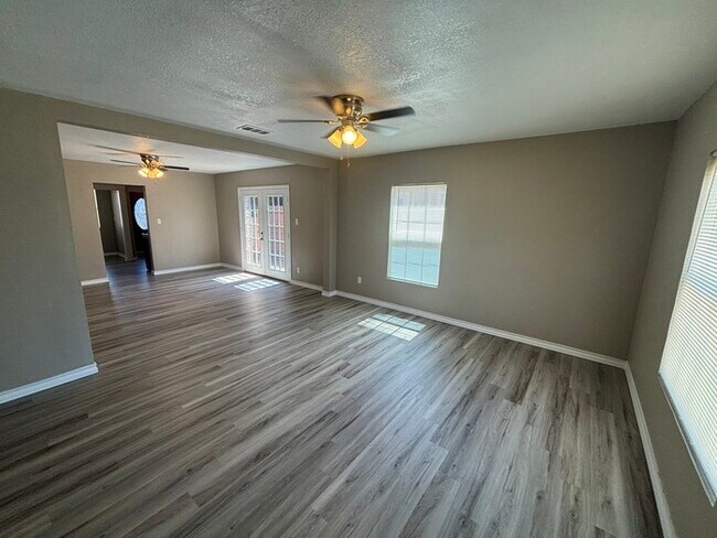 Building Photo - Spacious 3 bed 2 bath home, move in ready