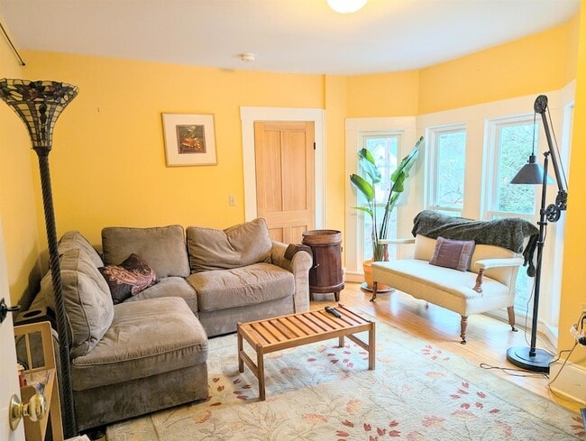 Building Photo - 613 Summer St