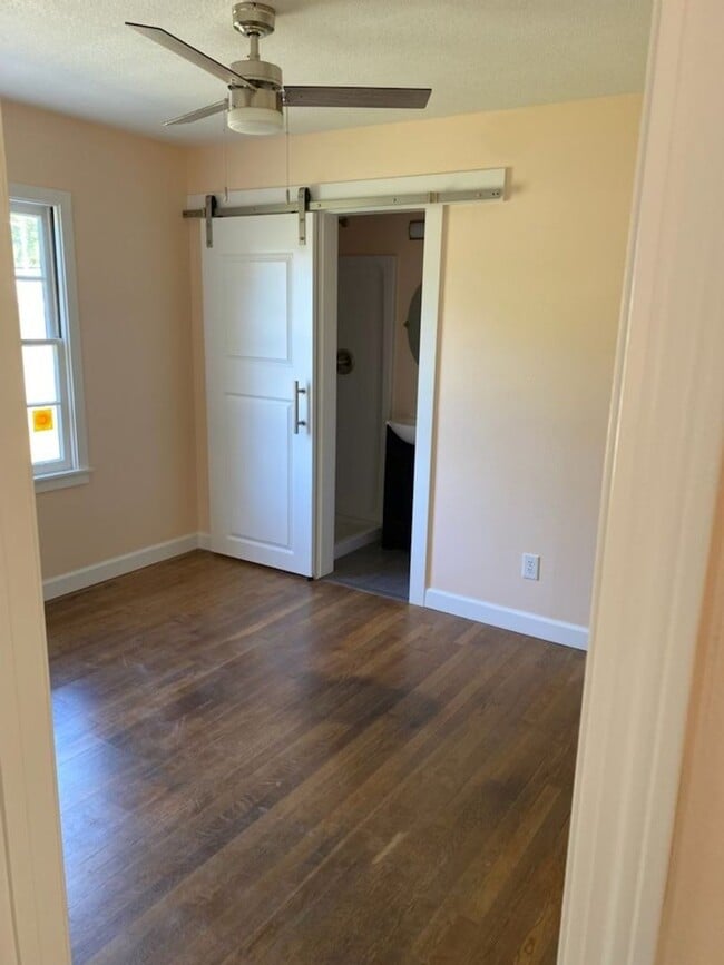 Building Photo - Cute beach bungalow in Biloxi, MS!