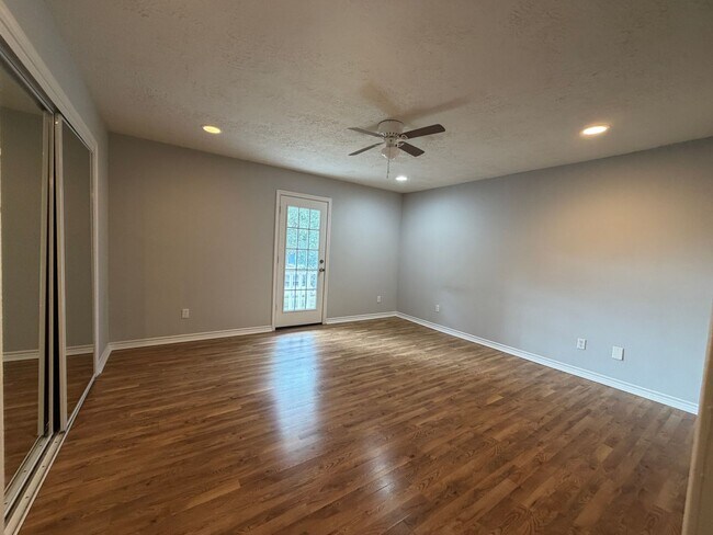 Building Photo - Spacious 3 Bedroom Townhome in Oak Park