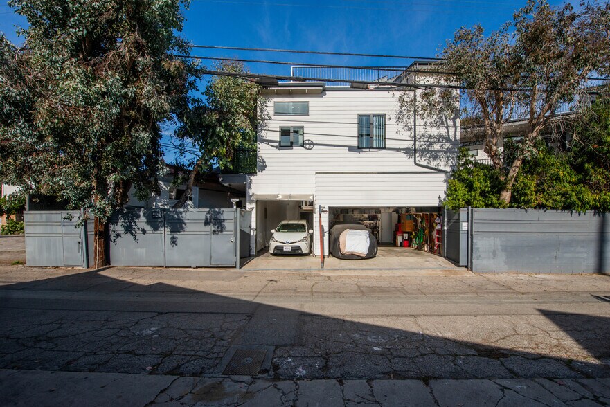 Garage - 809 Warren Ave