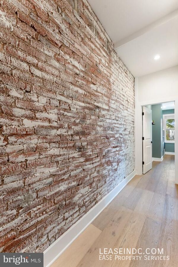 Building Photo - 121 15th St SE