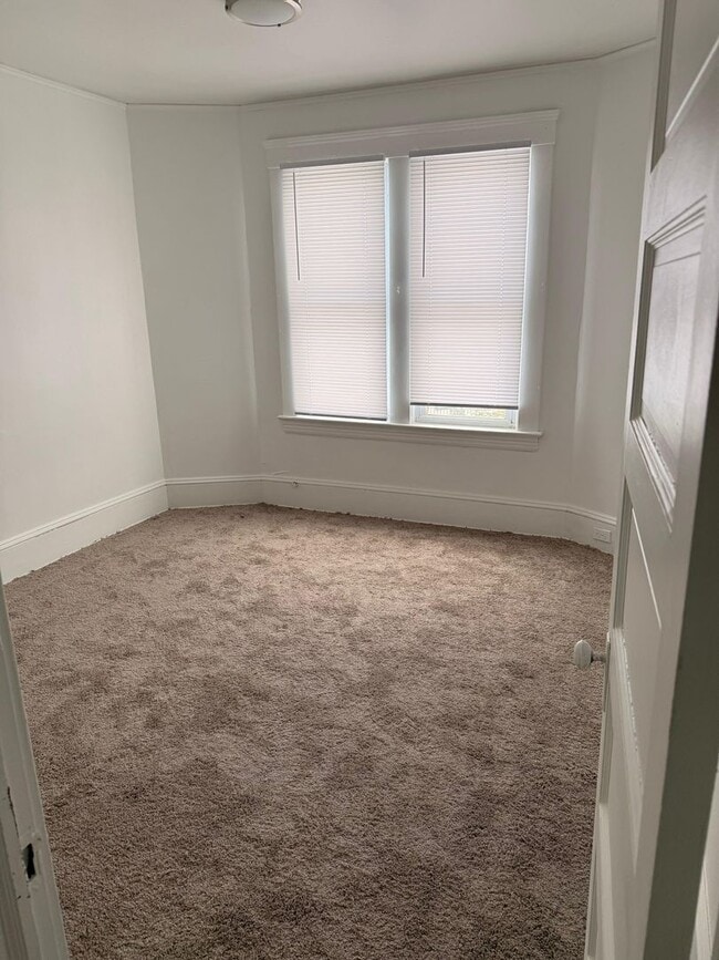 Building Photo - 10814 Hull Ave