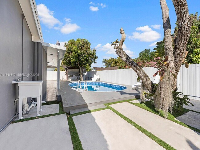 Building Photo - 6951 Miami Lakeway S