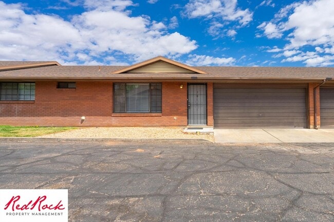 Building Photo - Remodeled 2 Bedroom Townhome. Pet Friendly!