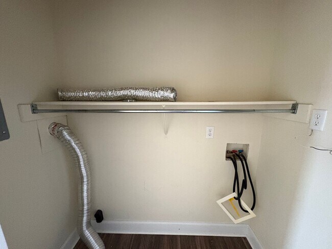 Building Photo - 1bed, 1bath unit available!