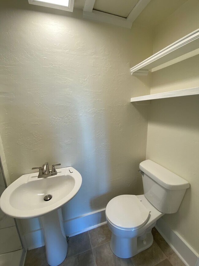 Building Photo - 452 W 10th Ave