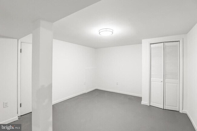 Building Photo - 313 Windsor Ct