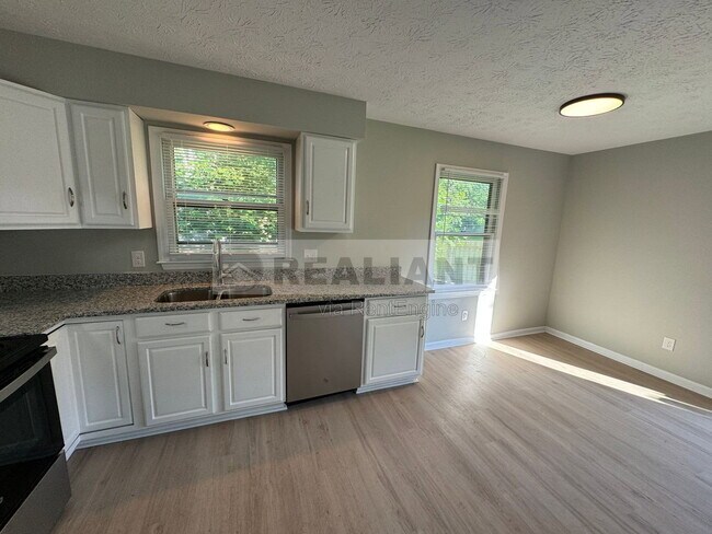 Building Photo - 105 Aster Pl