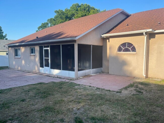 Building Photo - MOVE IN MARCH 15TH!      4 Bedroom Valrico home with no carpet and a fenced yard