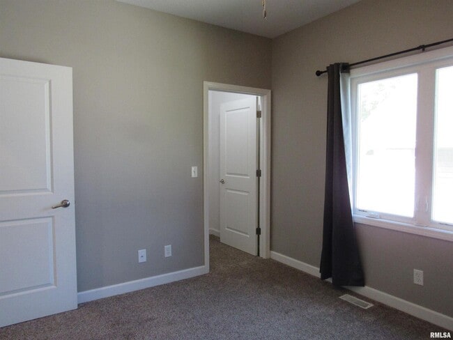 Building Photo - 405 E Palace Row