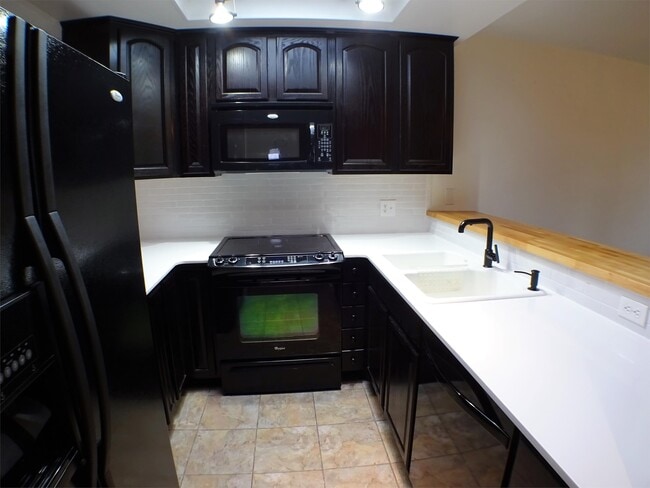 Building Photo - 3 Wrangler Ct