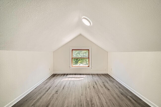 Building Photo - 1083 Western Ave N