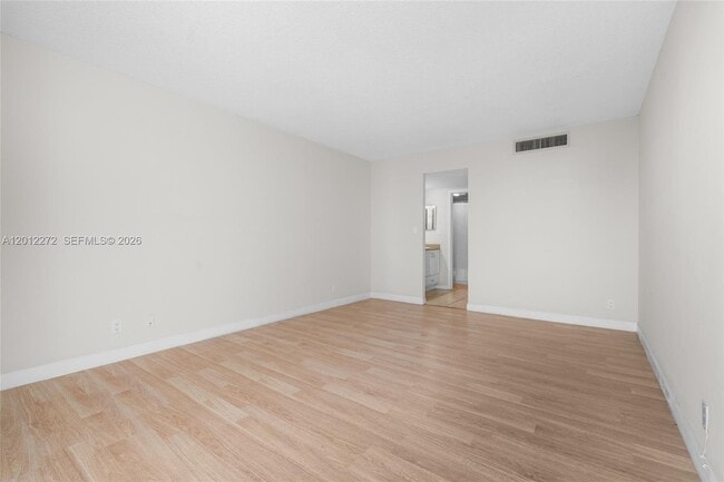 Building Photo - 3401 N Country Club Dr
