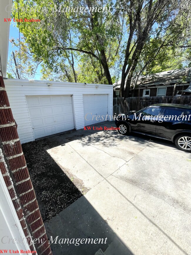 Building Photo - 452 E Lambourne Ave