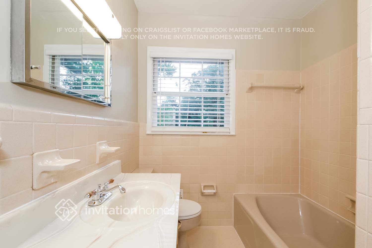 Building Photo - 1599 Knob Hill Dr NE