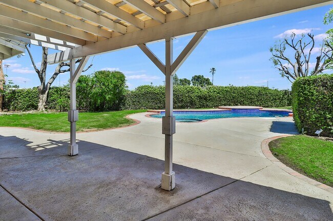 Building Photo - Tarzana 4BR w/downstairs bed + bath, POOL + basketball hoop!