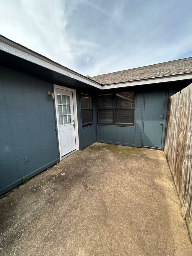 Building Photo - 910 NE Tortoise Dr