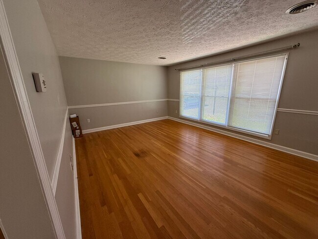 Building Photo - Spacious 4BR/2BA Tri-Level Home in Histori...