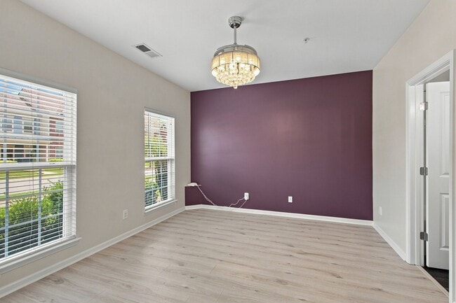 Building Photo - 2055 Hemlock Dr