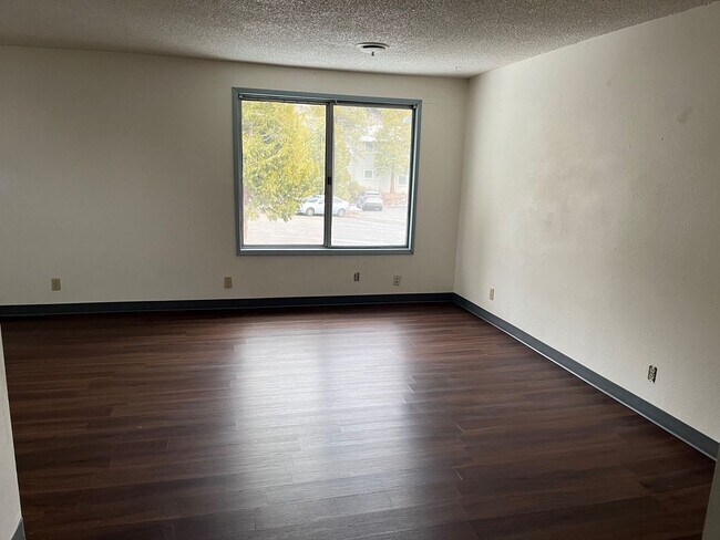 Building Photo - 2 Bedroom, 1 Bathroom Upstairs Apartment -...