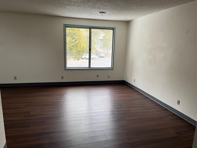 Building Photo - 2 Bedroom, 1 Bathroom Upstairs Apartment - Moyina Heights