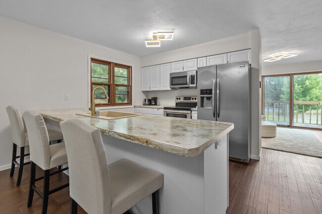 Building Photo - 1140 Manor Dr
