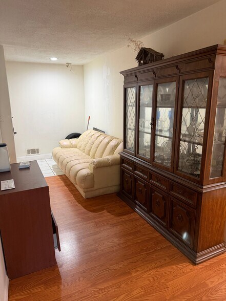 Building Photo - 9083 Meadow Heights Rd