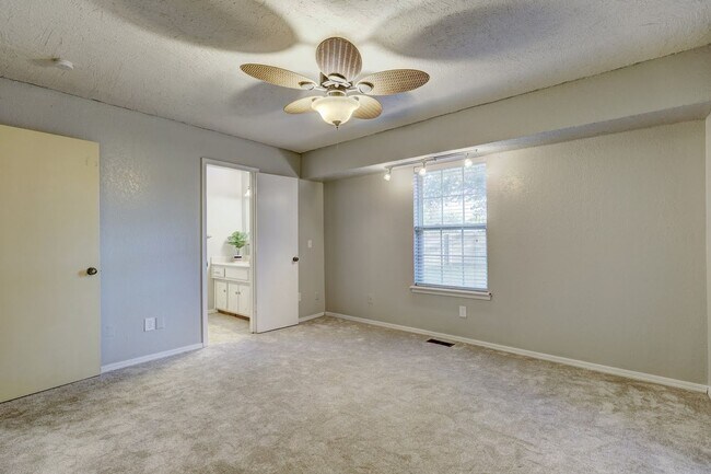 Building Photo - 3 Bed 2 Bath in OKC!
