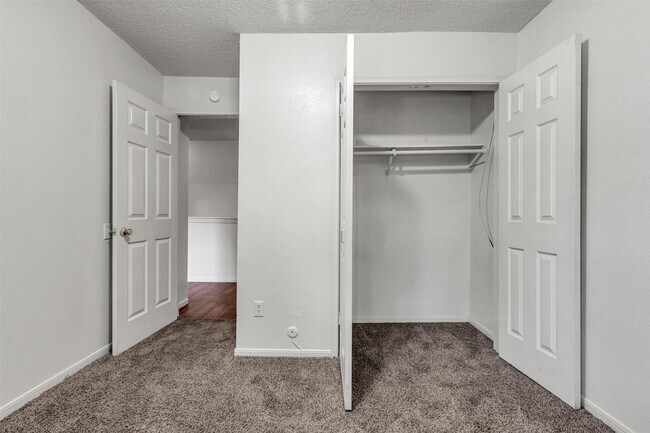 Building Photo - 7700 Creekbend Dr