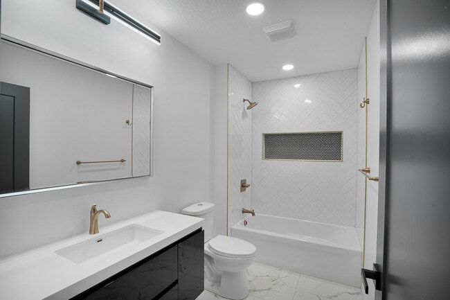 Full hallway bathroom with combo shower/tub - 618 S Ohio Ave