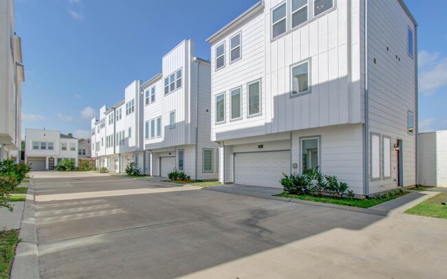 Building Photo - 1741 Cove Cres Ct