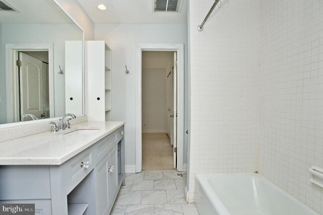 Building Photo - 126 E Chelsea Cir