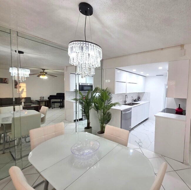 Building Photo - 3028 Harwood D