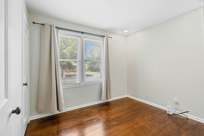 Building Photo - 212 SE Kalash Rd