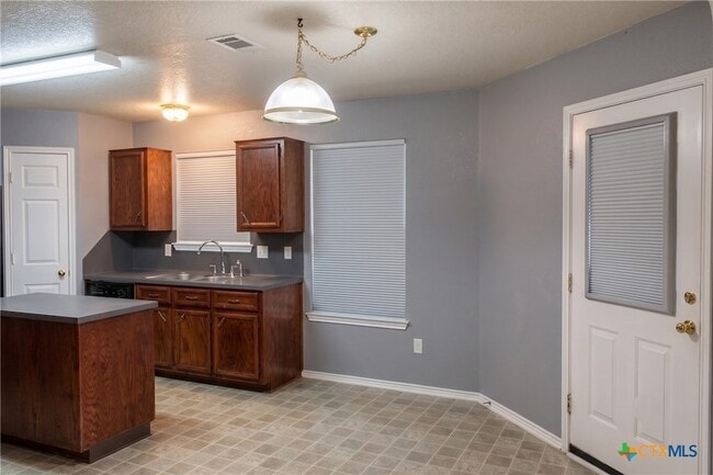 Building Photo - 5510 Shawn Dr