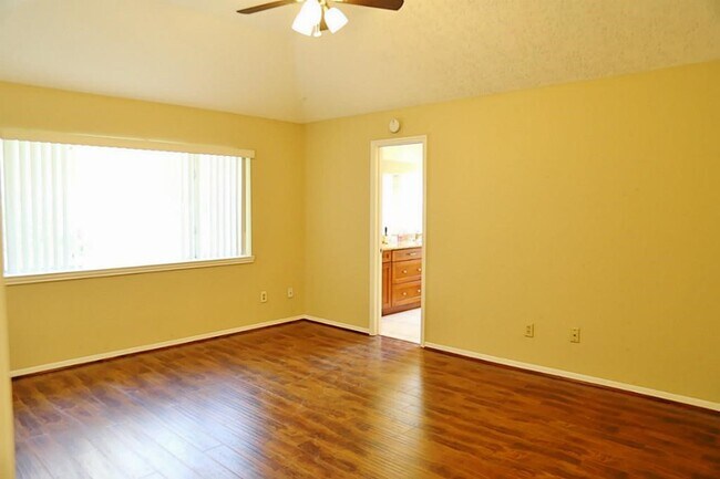 Building Photo - 2323 Manorwood St