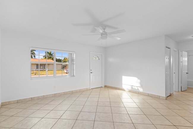 Building Photo - 9500 NW 74th Ct