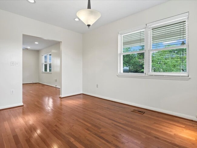 Building Photo - 65 53rd Pl SE