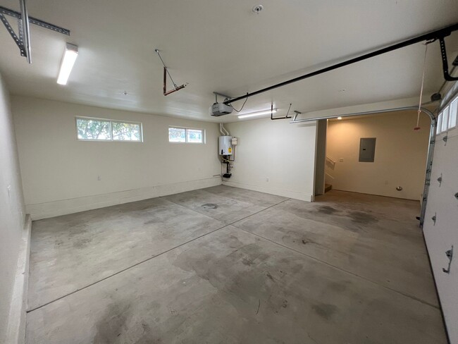 Building Photo - Modern 3BD/2.5BA in La Jolla! Private Doub...