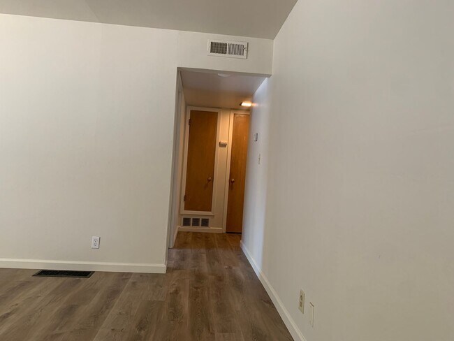Building Photo - 7106001/60