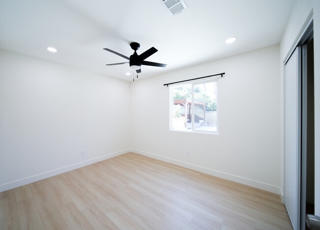 Building Photo - 206 W Broadbent Dr
